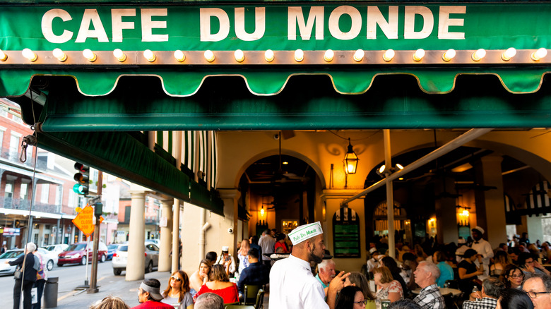 Diners eating at Cafe Du Monde in New Orleans