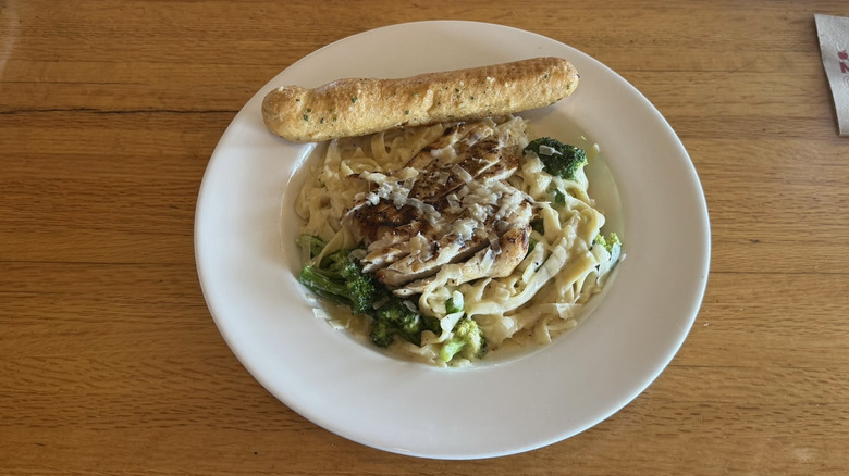 Applebee's classic broccoli chicken alfredo with breadstick.