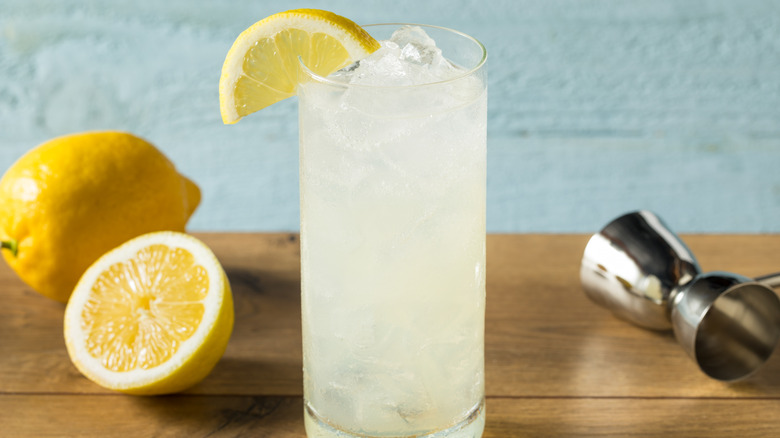 Tom Collins cocktail with lemons