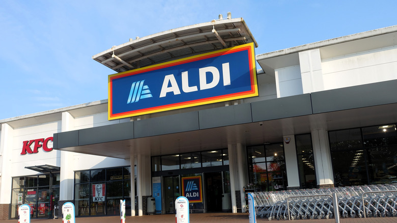 Aldi storefront view from parking lot