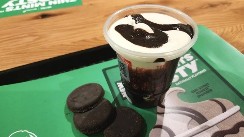 Wendy's vanilla Thin Mints Frosty on tray next to Thin Mints cookies