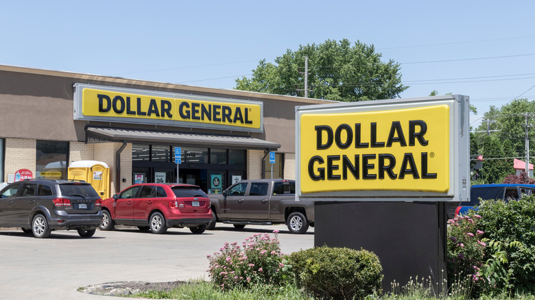 A Dollar General storefront with cars parked outside