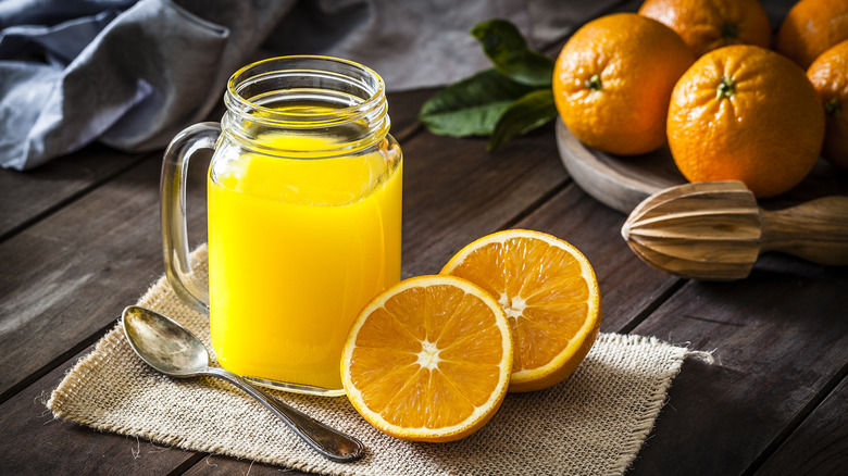 Halved oranges and orange juice