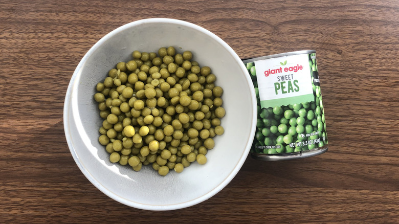 Giant Eagle canned sweet peas in a bowl.