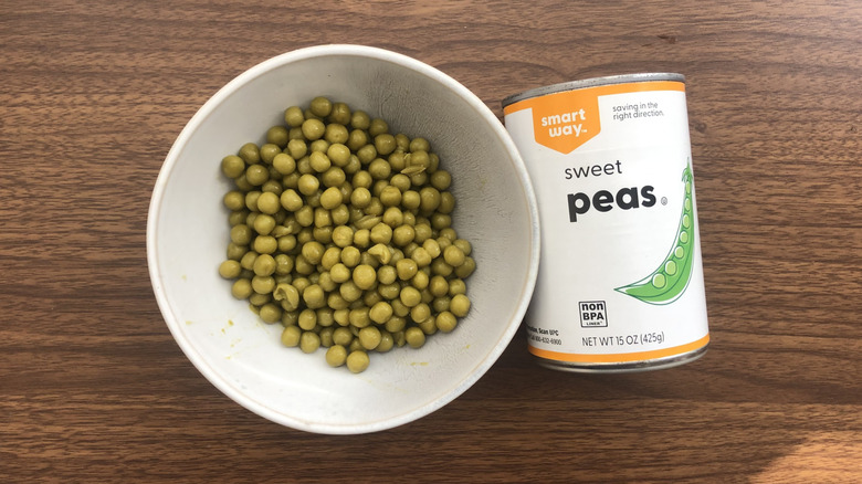 Kroger Smart Way canned sweet peas in a bowl.