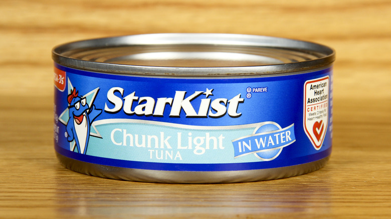 close up of a tin of Starkist Chunk Light Tuna on a wooden table