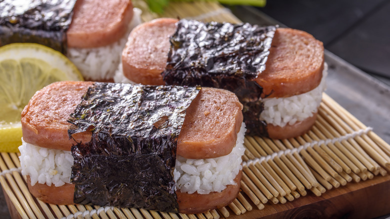 Spam musubi on bamboo mat with lemon slice
