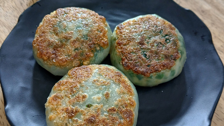 Crispy dumplings with a green filling
