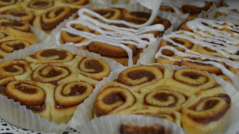 Cinnamon clusters close together