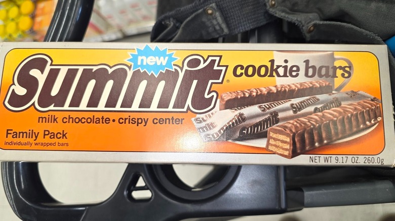 Two Summit bar halves in front of packaging