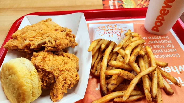 Red tray of Popeyes food