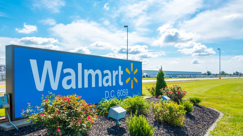 Walmart sign in Illinois