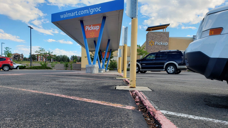 Walmart outdoor pickup area