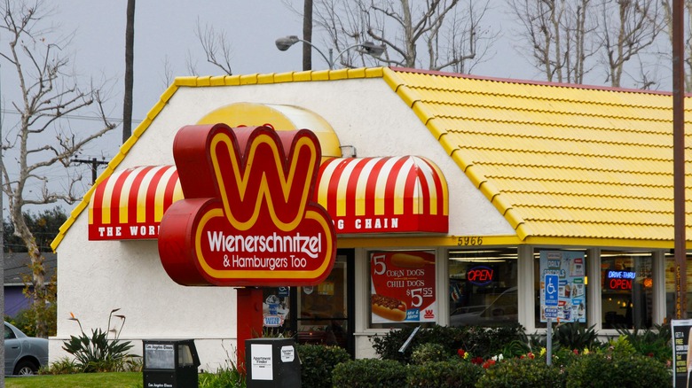 Front of Wienerschnitzel restaurant in front of grey sky