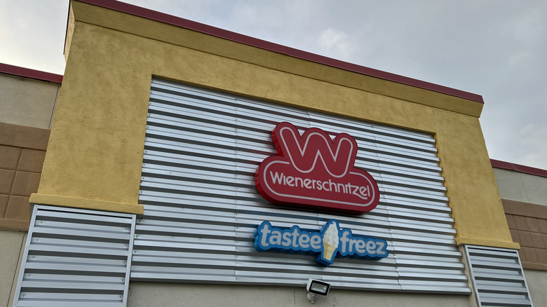 Wienerschnitzel exterior in front of cloudy sky
