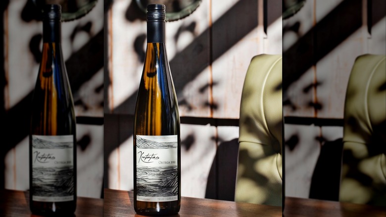 bottle of Kutatas white wine