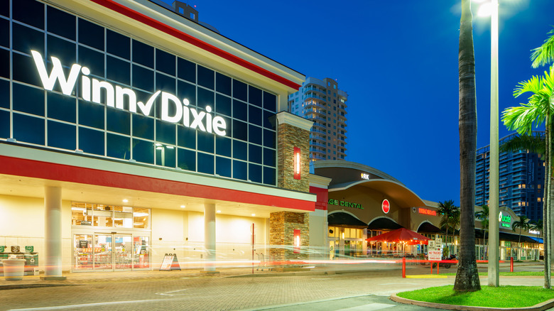 Winn-Dixie grocery store exterior timelapse photo at night
