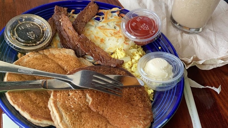 breakfast combo plate with tempeh bacon