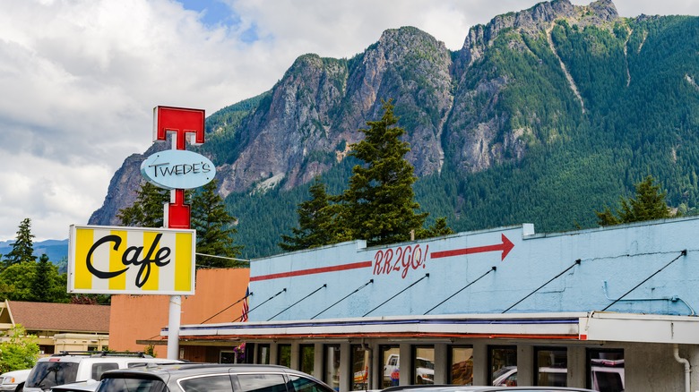 Twede's Cafe in front of Mount Si