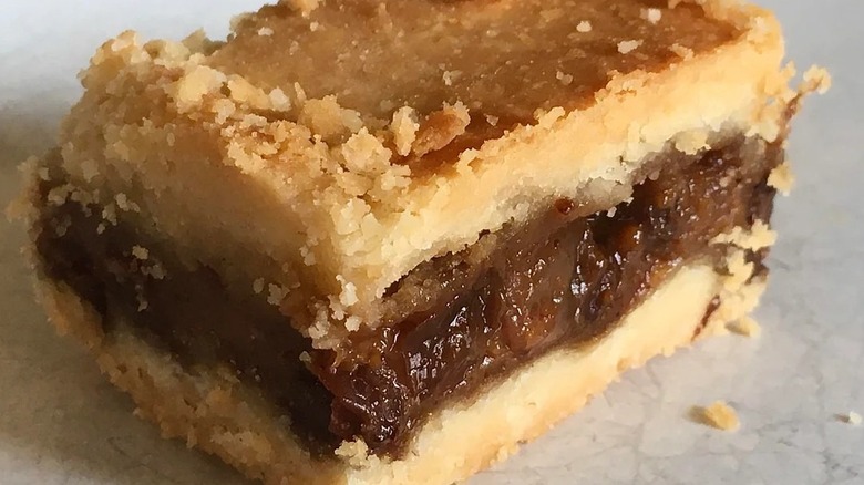 Pastry crust encasing goopy layer of simmered dried fruits concoction