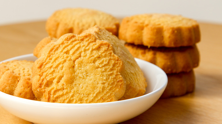 Close up of several Irish shortbread cookies, some in small bowl