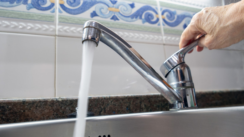 Running kitchen faucet with hand lifting handle