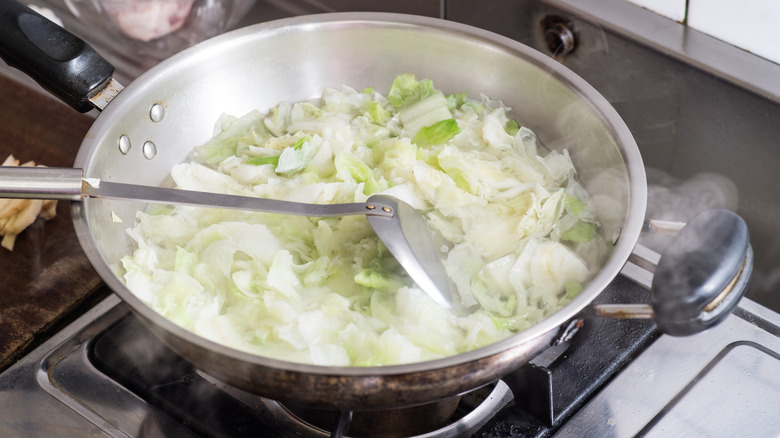 Cooking cabbage in a metal pan