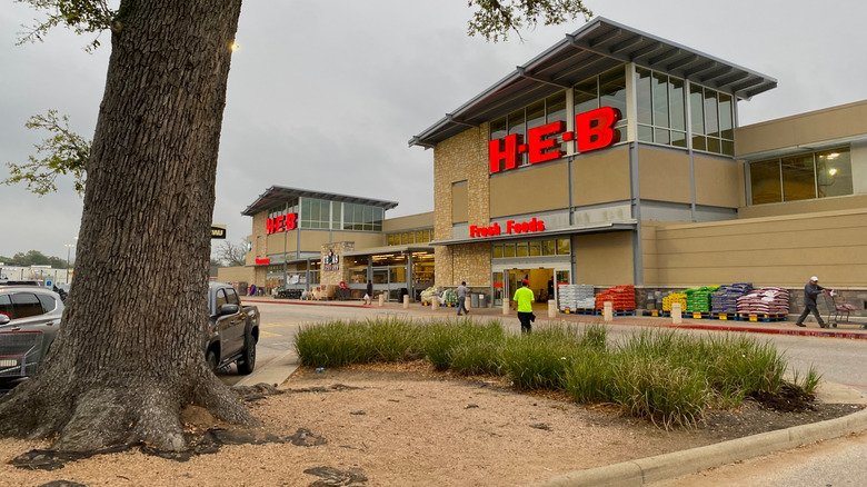 Exterior of H-E-B storefront from parking lot