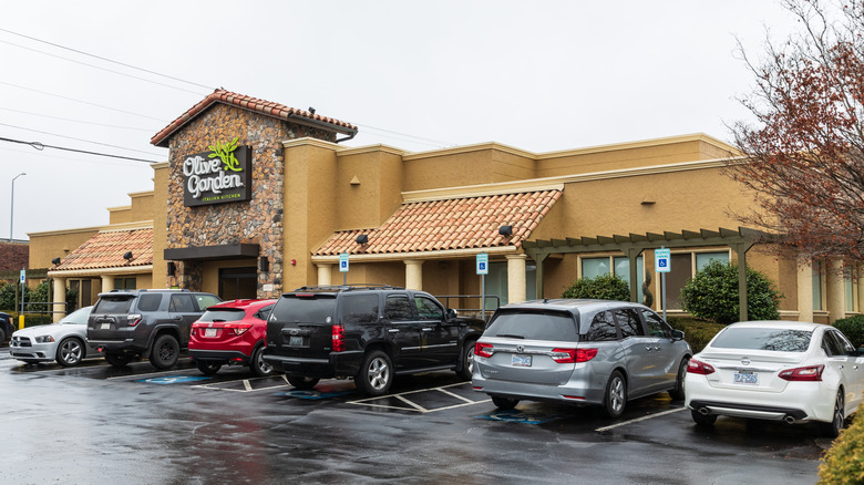 View of an Olive Garden restaurant from the parking lot