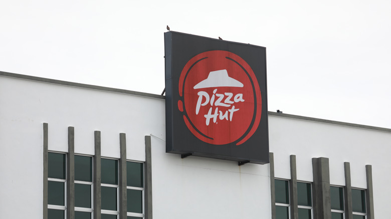 The front facade of a Pizza Hut fast casual restaurant