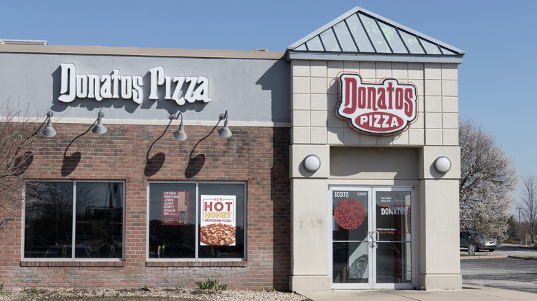 Exterior of a Donatos Pizza