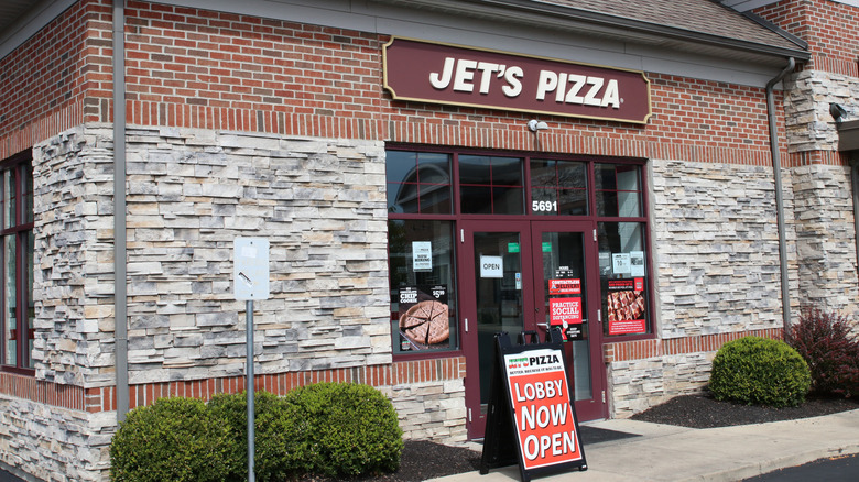 Exterior Jet's Pizza