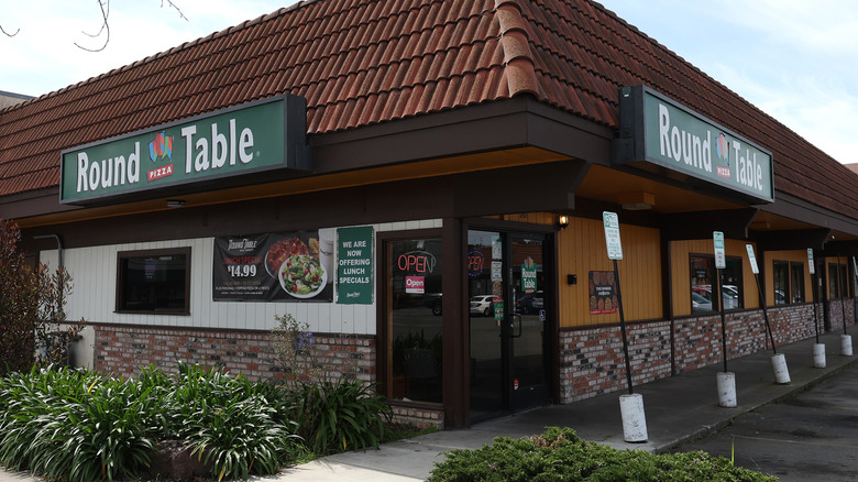 Exterior of a Round Table Pizza location