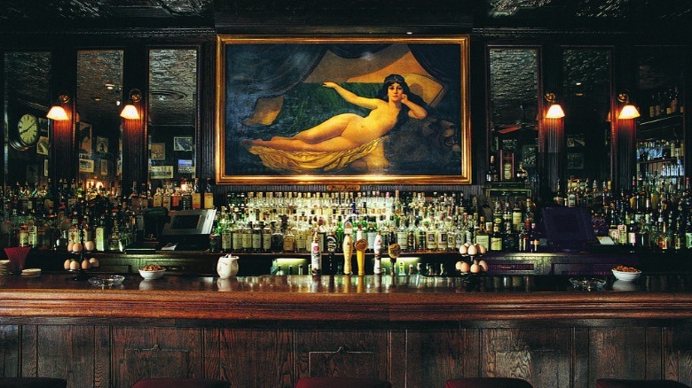 The main sign at the entrance to Keen's Steakhouse in New York