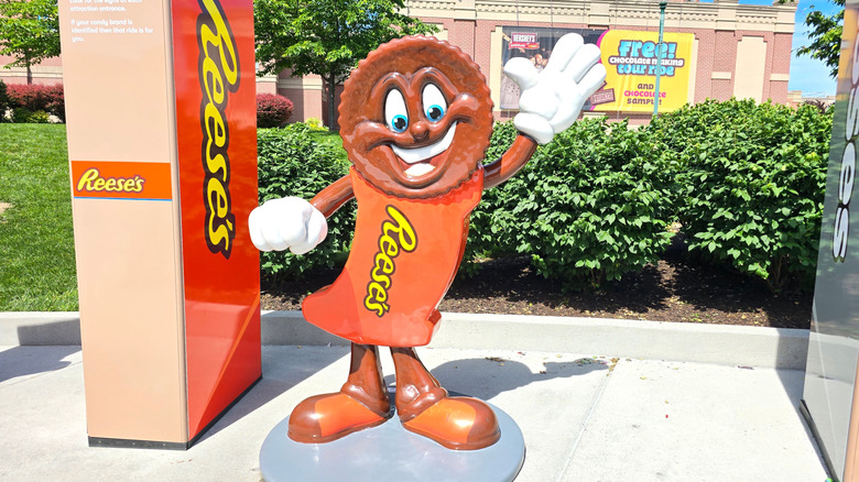 Reese's character statue at Hersheypark