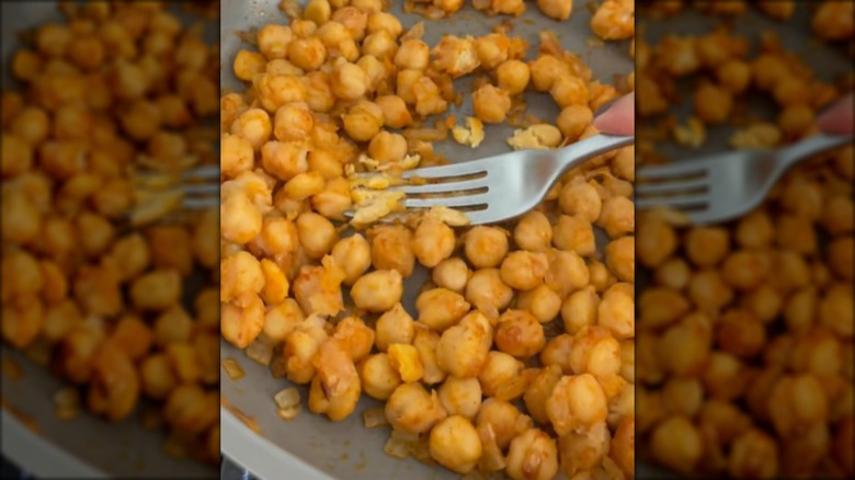 Smashing pan-fried chickpeas with fork