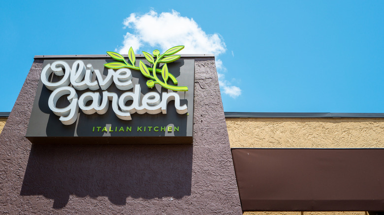 View of Olive Garden sign