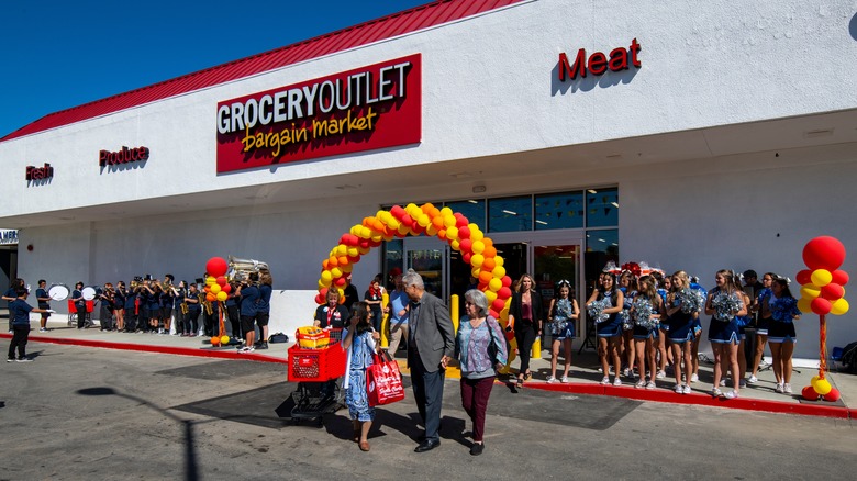 Local grocery outlet bargain market store opening