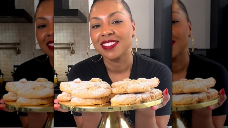 TikToker Janelle Nichole holding up a plate of cookies