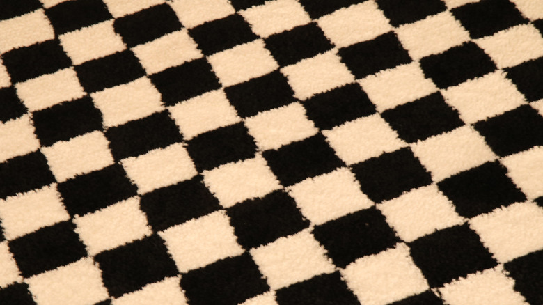 Rug in retro checkerboard pattern