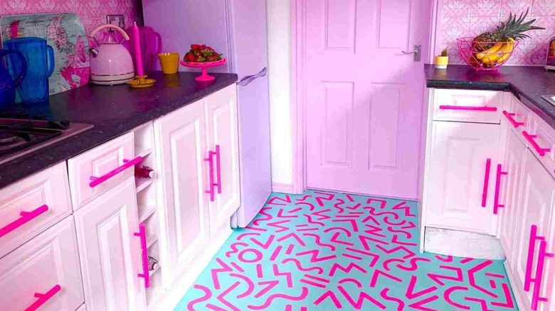 Vibrant kitchen with memphis pattern on the flooring