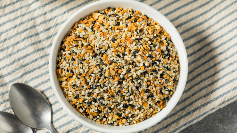 A bowl of everything bagel seasoning