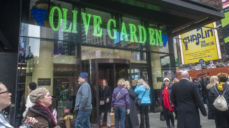 Olive Garden location in a city with crowds coming in and out