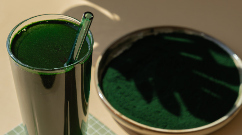 green spirulina smoothie with spirulina powder