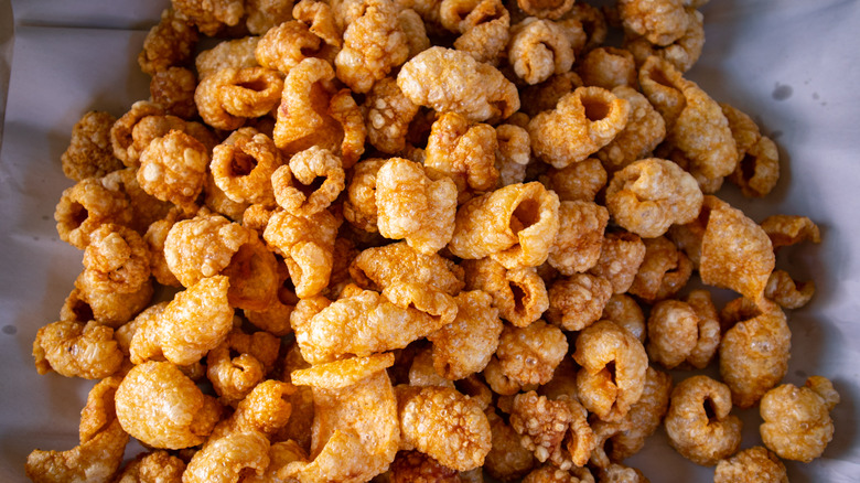 Pile of pork rinds on a paper towel