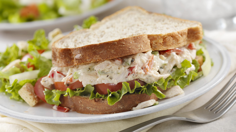 Sandwich containing a creamy filling, with tomatoes and lettuce