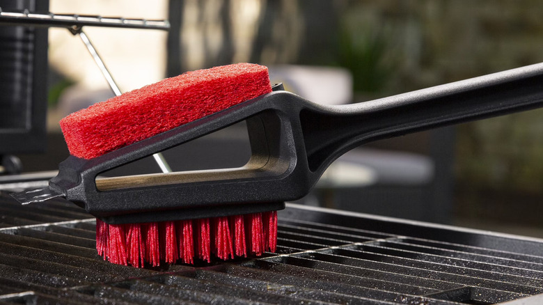 The Expert Grill cleaning brush cleaning a grill
