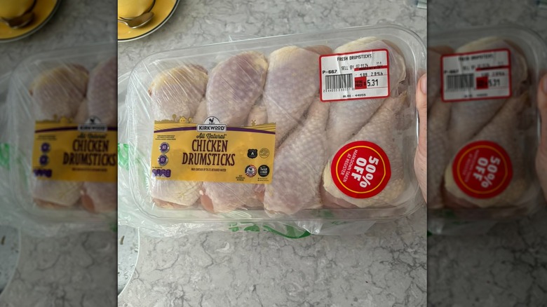Package with several chicken drumsticks