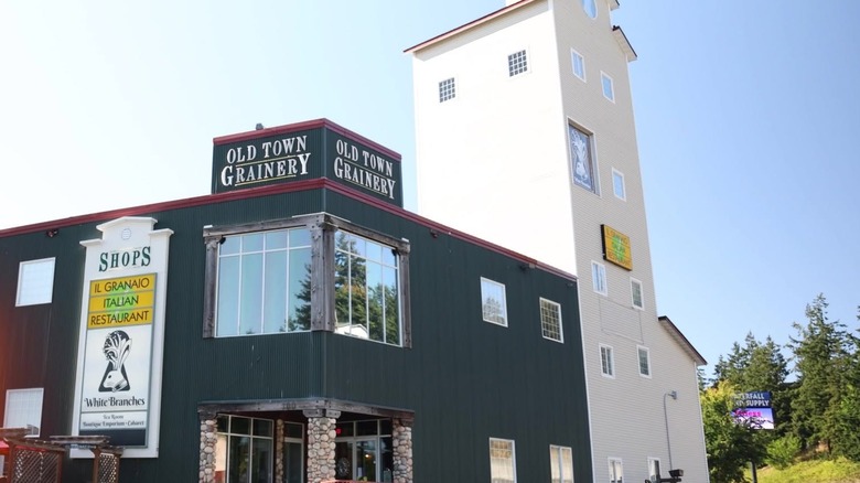 Il Granaio Italian Restaurant building in Mount Vernon with blue sky behind