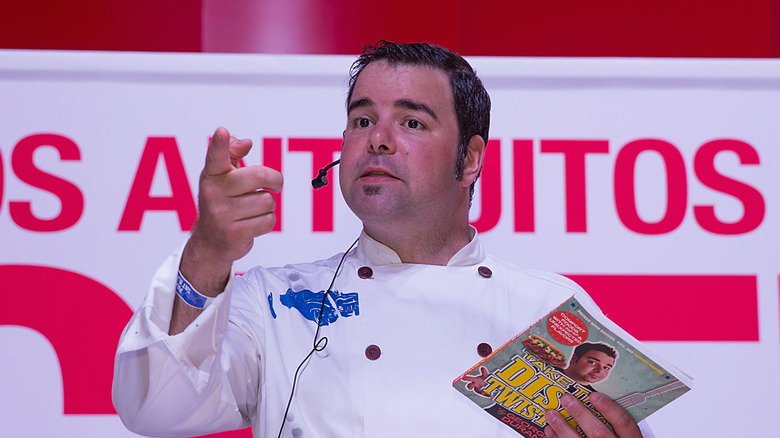 George Duran pointing while cooking at an event